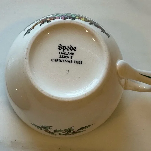Spode Christmas Cup and Saucer Set of 4 - Picture 5 of 7